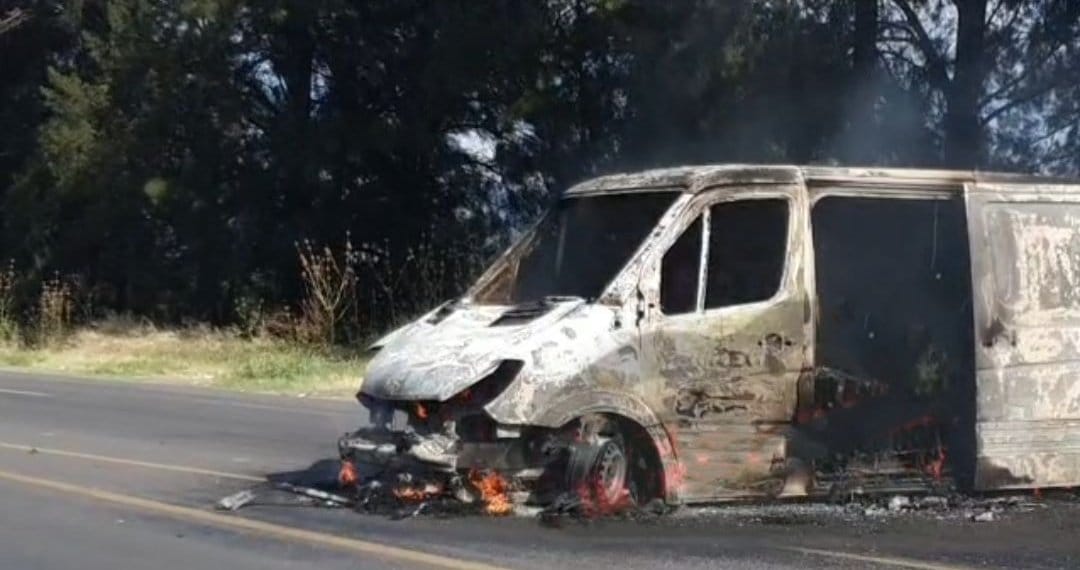 DenvalleMex's tweet photo. Narcobloqueos con quema de vehículos. Ponchallantas en Carr #Celaya Juventino Rosas.
#Guanajuato #CDSRL #CJNG #ElMencho #ElMarro https://t.co/qZS18K7QhW