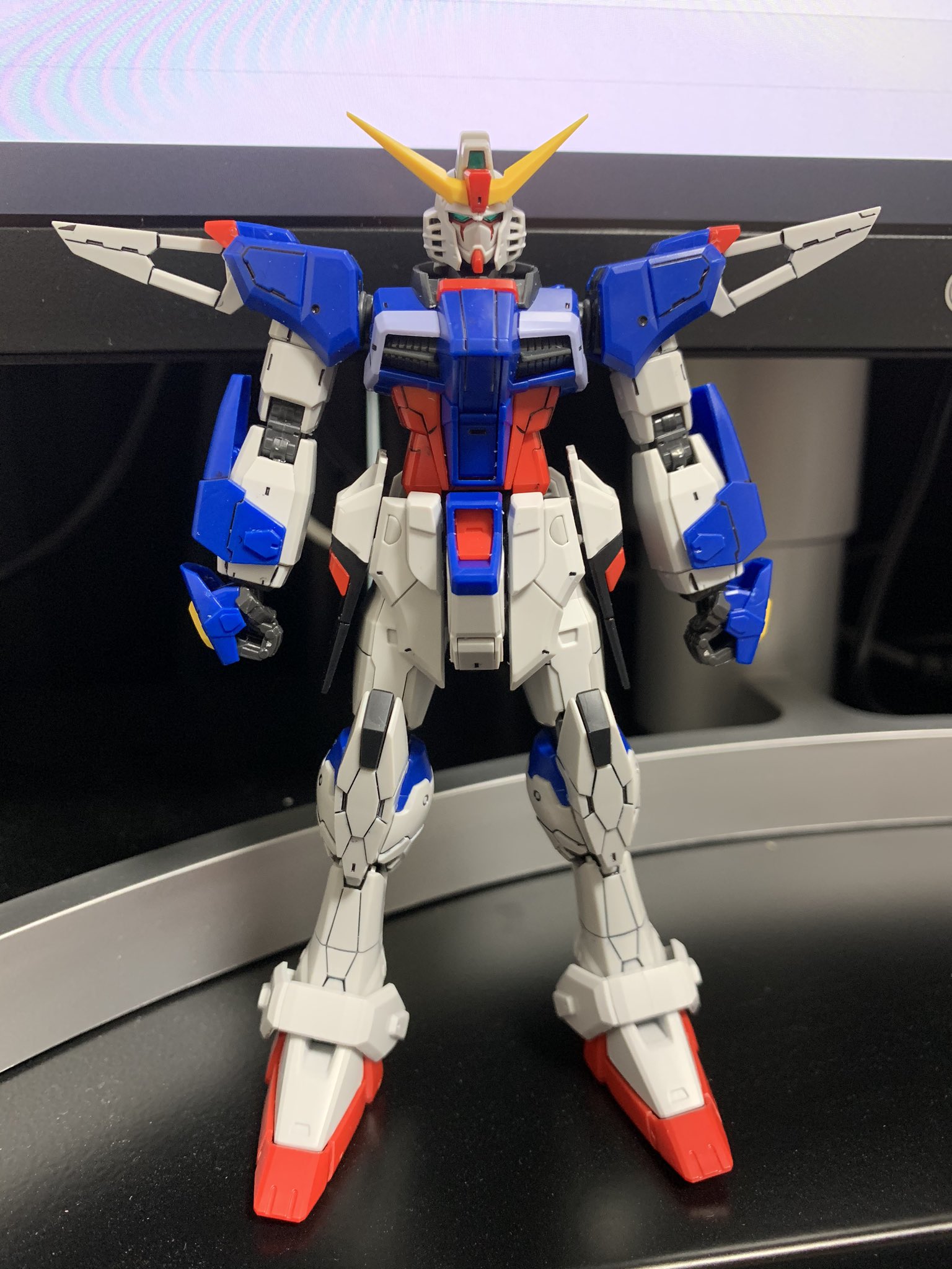 ぴょんくら なんか純粋なガンダムタイプは久々に作っている気がするなぁ 下手だから塗装もしないでスミ入れだけだけど さすがrg 成形色だけでも結構満足 あ 目とかは部分塗装してた Rgデスティニーガンダム 作成途中 休みの過ごし方 T Co