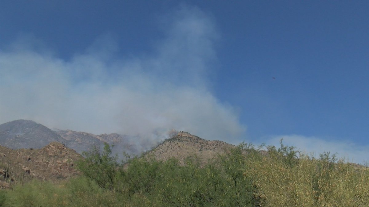 DavidKelly1290's tweet photo. Coming up on #News4Tucson at 5:30. I got a really up close look at #BighornFire from a home at base of #VentanaCanyon.

You'll hear from the residents on their level of concern. https://t.co/m4AezMrUi8