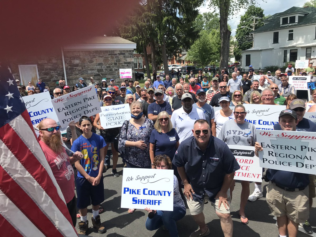 DawnBukaj's tweet image. #WeStandWithYou Rally at #PikeCountyPA for #LawEnforcement #PSP #BlueLivesMatter 💙👮🏼‍♂️👮🏽‍♂️👮💙