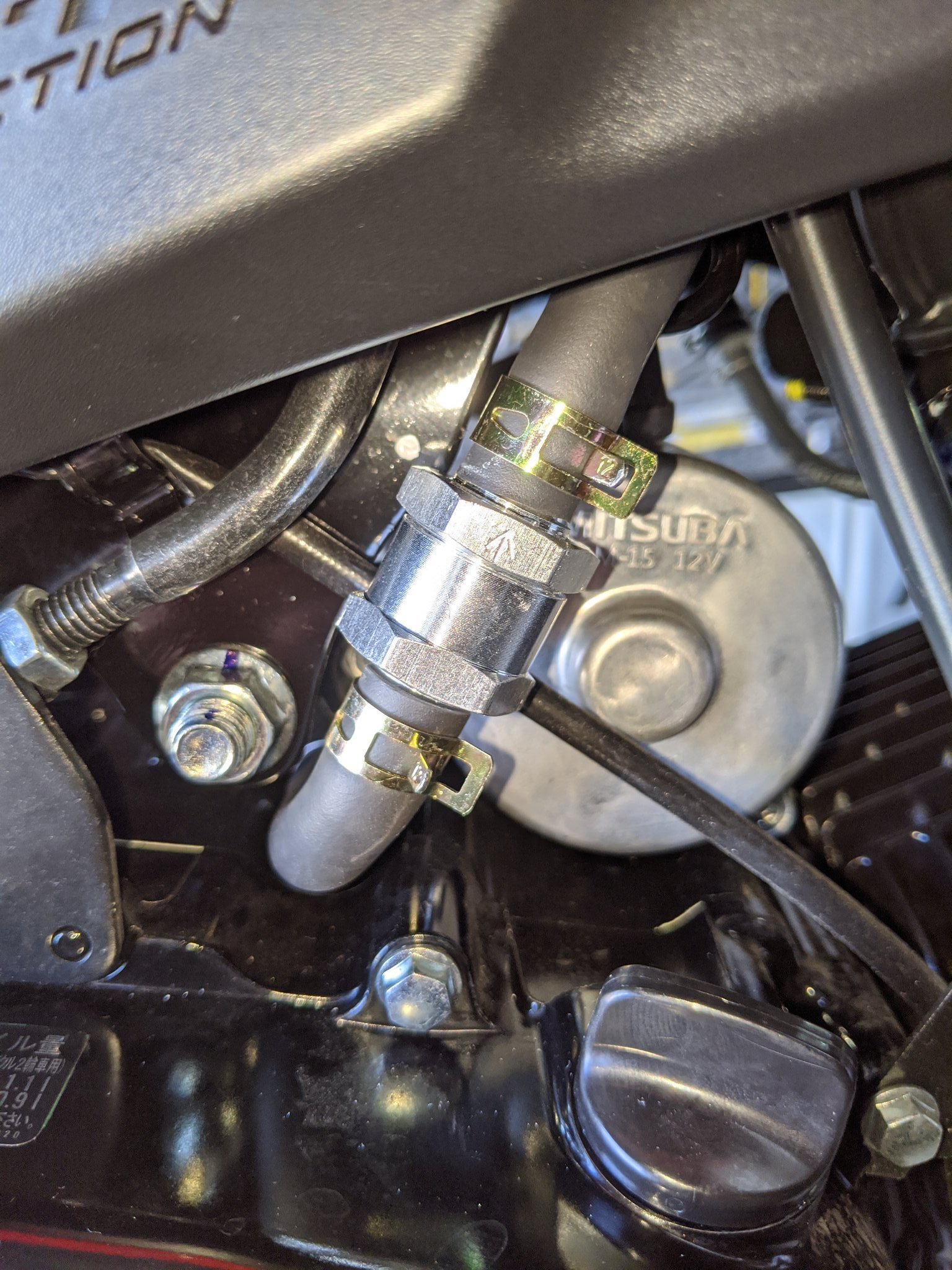 Azu アズ グロムに内圧コントロールバルブ付けました 理論的には エンジン振動軽減 レスポンスの向上 高回転時の負荷軽減 エンジンブレーキの軽減 があると思うけどどれだけ 体感できるかな グロム Grom 内圧コントロールバルブ バイク好きと