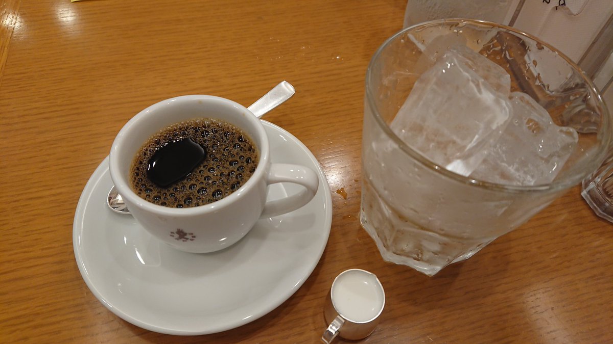 樽ﾓﾄ V Twitter コンパルのアイスコーヒー初挑戦 暖かいコーヒーに砂糖を溶かしてあとは氷の入ったコップにザバッと