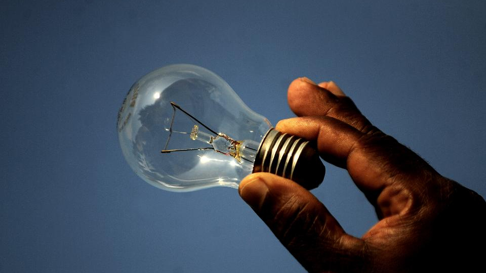 Here's how to use an ordinary light bulb to spy on conversations 80 feet away: on.forbes.com/6016Gz19G