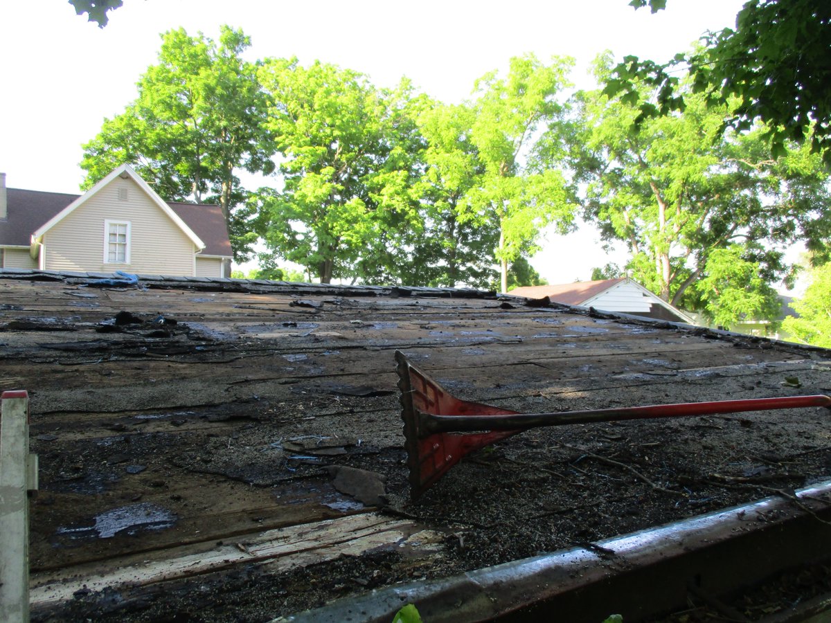 TalesSuper's tweet photo. Tearing off old shingles on my shed. In 93 degree heat, today.   Sunday, replacing bad wood &amp; putting on new shingles. Only suppose to be 86 degrees https://t.co/ayrniPjBE8