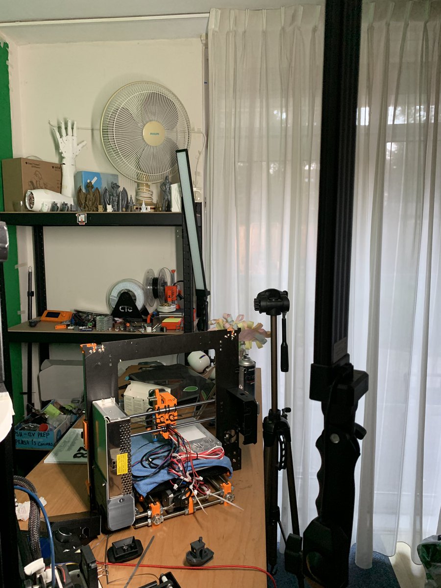 3dZachary's tweet photo. @ChuckHellebuyck @RealSexyCyborg My setup... very messy, I know https://t.co/VUr2jx3Tlm