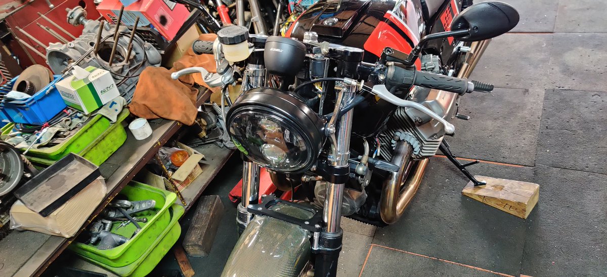 キノ Guzzi Ynwa お店から広めてと頼まれたので販売車両の紹介 Itsオリジナルカスタム車両 1000spを元にv11のエンジンを搭載 インジェクションはfcrに変更 配線 灯火系は全て交換済み これで車検通ったの ってぐらいラウドな排気音です 車体も