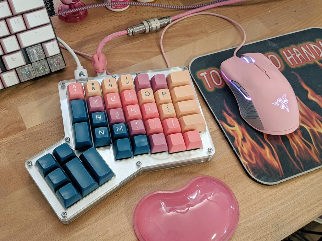 graylish's tweet photo. really really pleased with my daily driver keeb set up-- cherry clear vileblooms on my hotdox (for writing), white/pink puddings &amp; some novelties on my cherry brown 60% (for gaming) https://t.co/qU9g1kA1AS