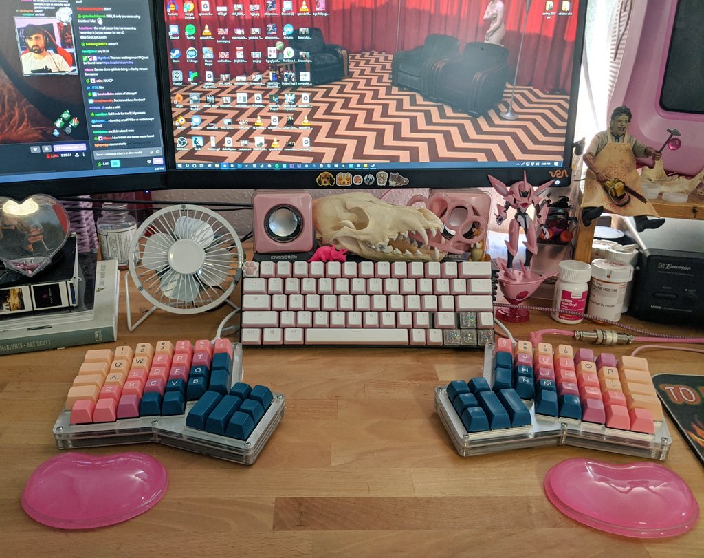 graylish's tweet photo. really really pleased with my daily driver keeb set up-- cherry clear vileblooms on my hotdox (for writing), white/pink puddings &amp; some novelties on my cherry brown 60% (for gaming) https://t.co/qU9g1kA1AS
