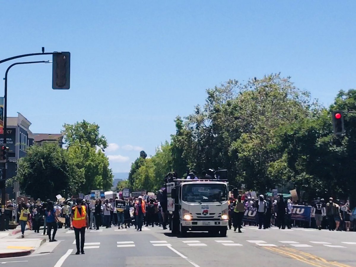 coreydu's tweet photo. Peaceful ✌🏻protests all over my city today. Proud. Stand up Berkeley - I 👀 you #BlackLivesMatter #BerkeleyProtest https://t.co/qK3LXrOkYb