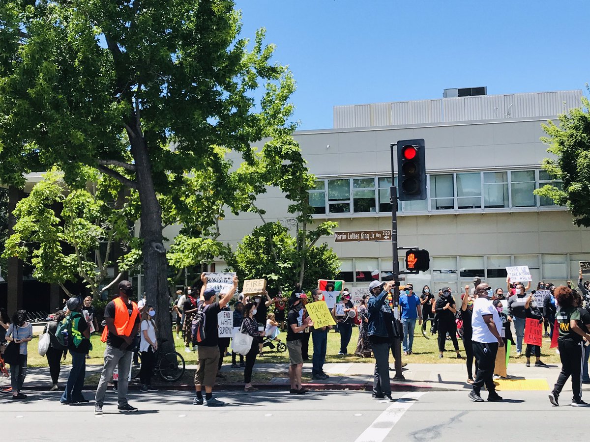 coreydu's tweet photo. Peaceful ✌🏻protests all over my city today. Proud. Stand up Berkeley - I 👀 you #BlackLivesMatter #BerkeleyProtest https://t.co/qK3LXrOkYb