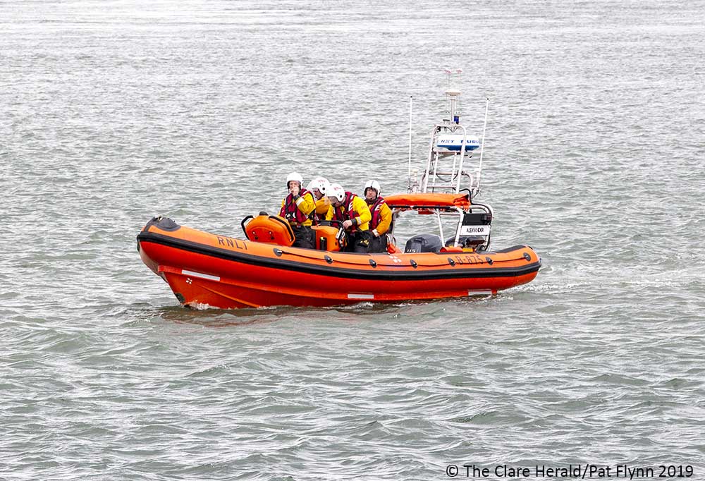 Fisherman towed to safety after dinghy engine failed <a href="/KilrushRNLI/">KilrushRNLI</a> <a href="/IrishCoastGuard/">Irish Coast Guard</a>
#rescue115

bit.ly/2MVC9Au