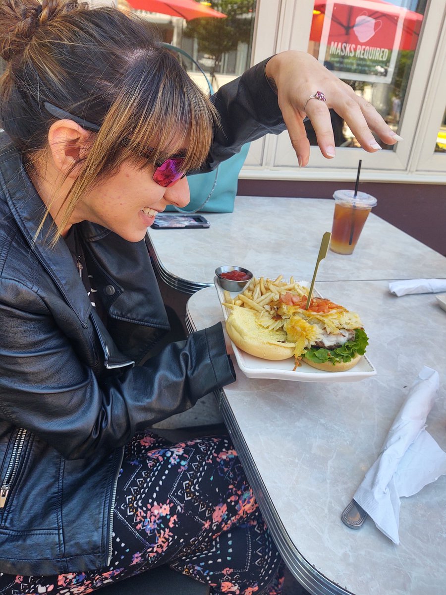 kaa113's tweet photo. What a great day with my loyal friends @Amystika1316 @15archacavage @tilton_andrea at @billys_diner 💜💜💜 Thank you for a wonderful meal and thank you @CrissAngel for bringing us all together. #loyallove #loyalforlife https://t.co/m3HdD9A4Gi