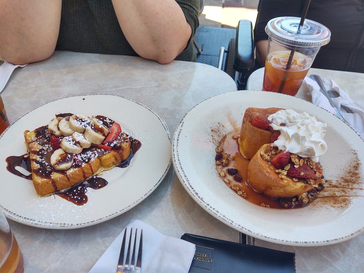 kaa113's tweet photo. What a great day with my loyal friends @Amystika1316 @15archacavage @tilton_andrea at @billys_diner 💜💜💜 Thank you for a wonderful meal and thank you @CrissAngel for bringing us all together. #loyallove #loyalforlife https://t.co/m3HdD9A4Gi
