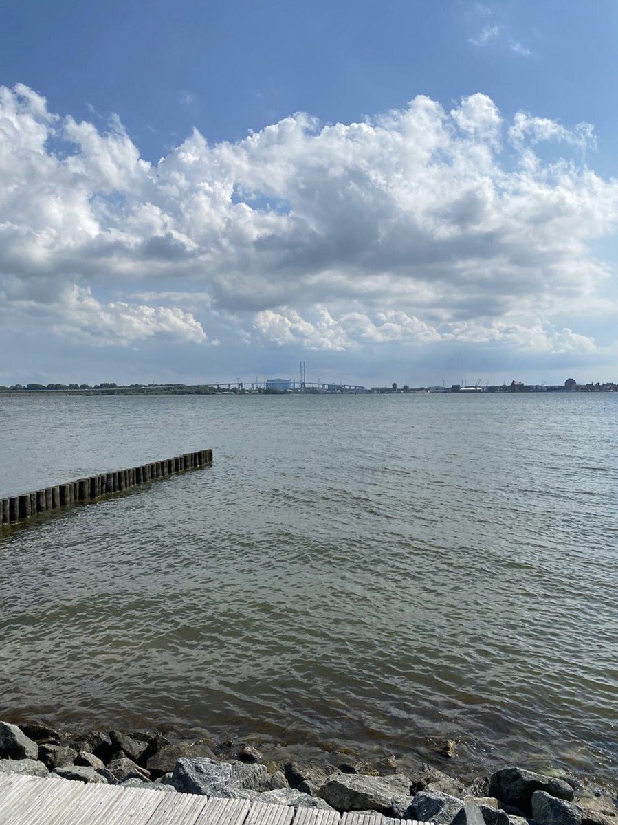 glaubeweiter's tweet photo. #Juni #Frühsommer ☀️#Wochenende #Pfingstferien Endlich wieder mehr #Leichtigkeit #Tapetenwechsel #Träumerei unter #weitem #Himmel am #Meer 🌊 Blick von #Rügen #Altefähr nach #Stralsund #MeckPom 🎶“Weit wie das Meer ist Gottes grosse Liebe, wie Wind und Wiesen, ewiges Daheim...🎶 https://t.co/HXHuIRaZwE