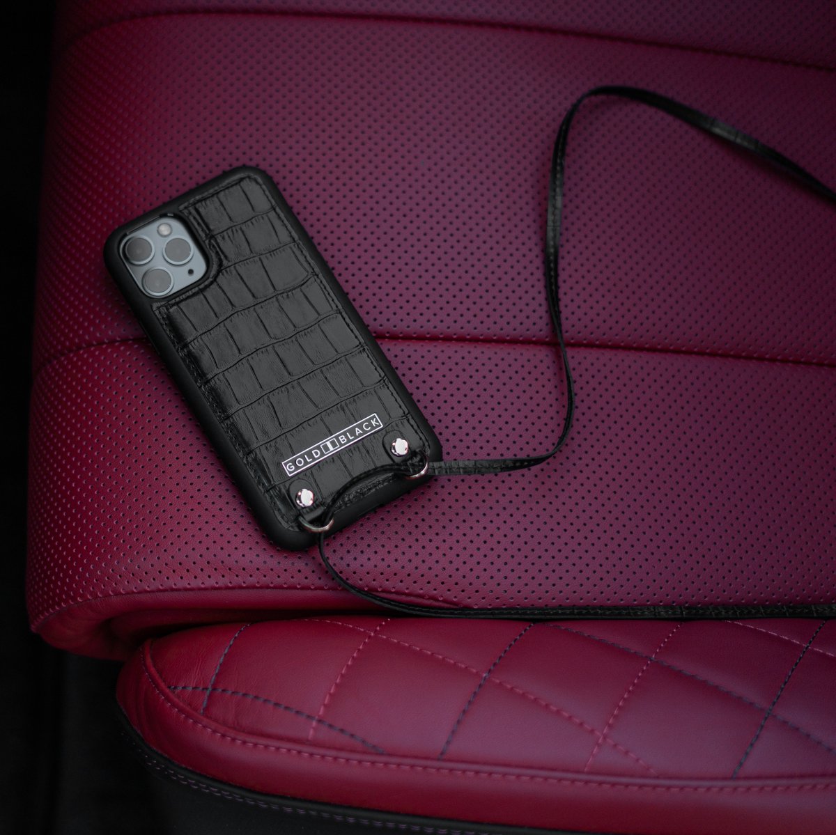 GOLDBLACK_DE's tweet photo. 🖤 ❤️  Strap for convenience on the move. Releasing the new high quality "iPHONE 11 PRO NECKLACE CASE CROCO BLACK". Made of finest leather. Adjustable straps. Order yours today at https://t.co/UiCPlqLXiI

#luxury #goldblack #goldblackofficial #leatheraccessories #pythoncase https://t.co/Yk7KCcet0X