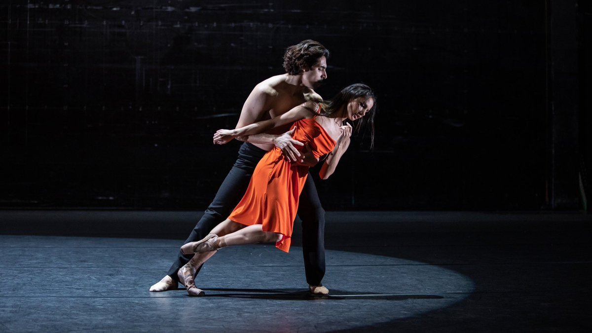 🔥 A first glimpse of tonight’s world premiere from <a href="/WayneMcGregor/">Studio Wayne McGregor</a> starring Francesca Hayward and <a href="/cesarcorrales96/">Cesar Corrales</a> 

Join us from 7.30pm BST for this and much more from <a href="/TheRoyalOpera/">The Royal Opera</a> &amp; <a href="/TheRoyalBallet/">The Royal Ballet</a>:

▶️ youtube.com/watch?v=rhnGXy…
▶️ facebook.com/royaloperahous…

#OurHouseToYourHouse