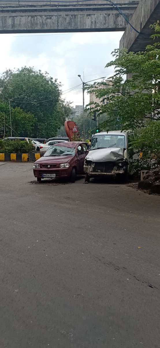 amitwig's tweet photo. @MumbaiPolice Request to chembur police station and Suman nagar Rto office to please clear this as it is most dangerous aging there can be a big accident cos of this 2car. Thy are there from one month https://t.co/6g2Ma23GSB