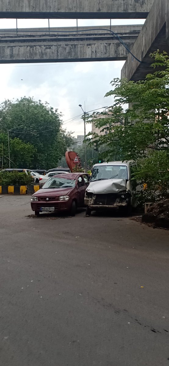 amitwig's tweet photo. @MumbaiPolice Request to chembur police station and Suman nagar Rto office to please clear this as it is most dangerous aging there can be a big accident cos of this 2car. Thy are there from one month https://t.co/6g2Ma23GSB