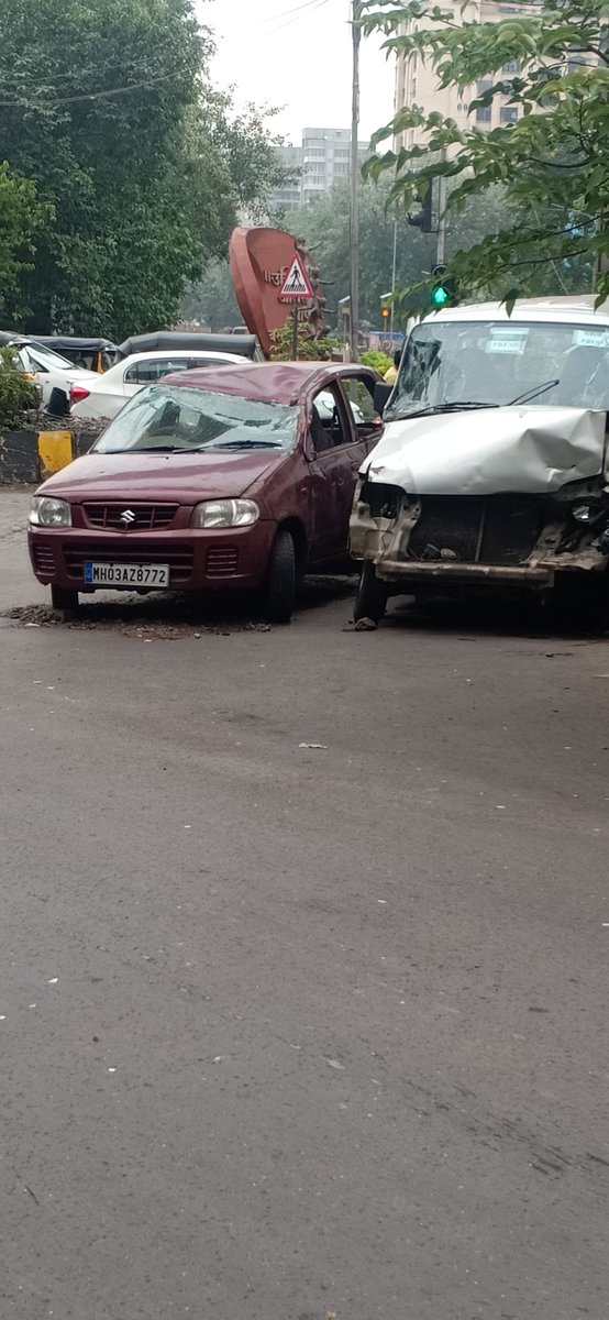 amitwig's tweet photo. @MumbaiPolice Request to chembur police station and Suman nagar Rto office to please clear this as it is most dangerous aging there can be a big accident cos of this 2car. Thy are there from one month https://t.co/6g2Ma23GSB