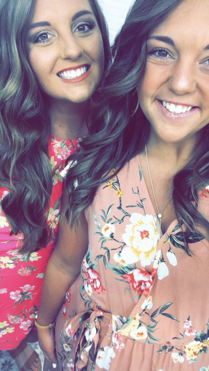JessicaRenaae's tweet photo. Forever thankful college softball and Northeastern State gave me some of the best friends I could ask for 💚 Big Congratulations to @MadiPaigeG23 and Landon. It was a gorgeous wedding! https://t.co/vc6tsfAVly