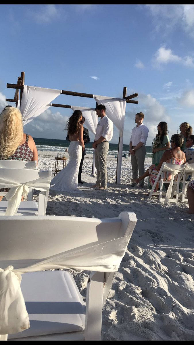 JessicaRenaae's tweet photo. Forever thankful college softball and Northeastern State gave me some of the best friends I could ask for 💚 Big Congratulations to @MadiPaigeG23 and Landon. It was a gorgeous wedding! https://t.co/vc6tsfAVly