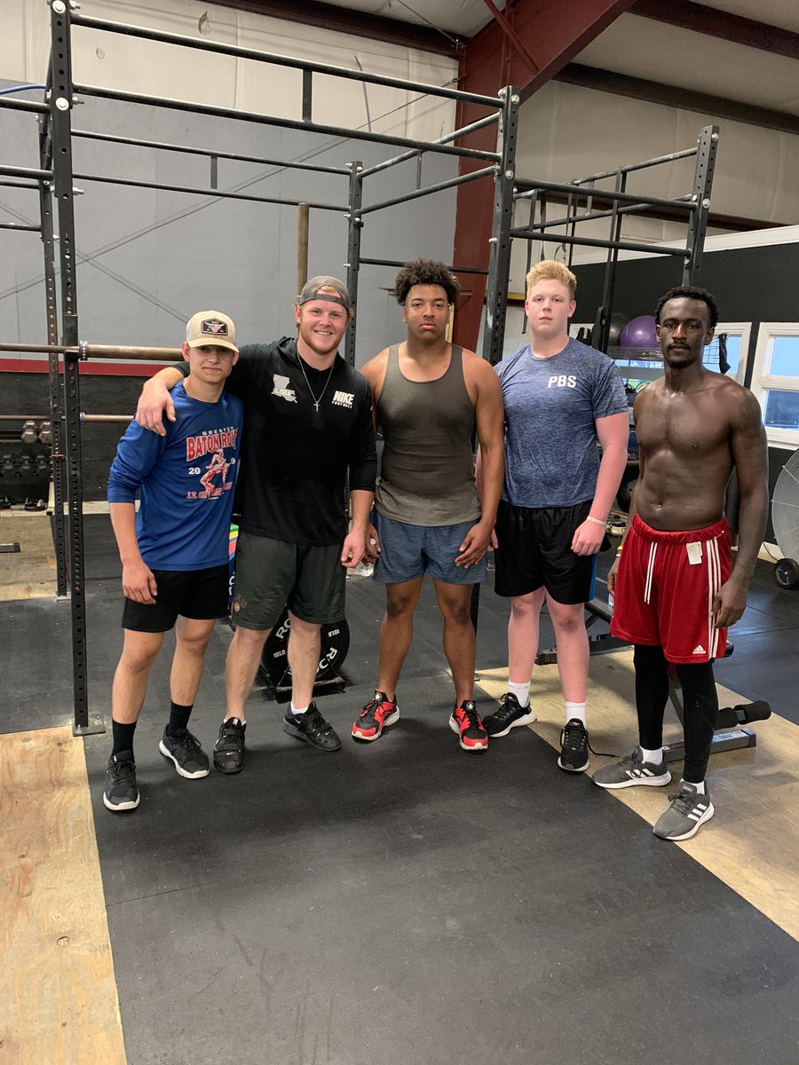 desanto_te_1's tweet photo. Huge S/O to @GallmanTrey for getting me ready for the next level 💪🏽 https://t.co/sKe2qK5FtO