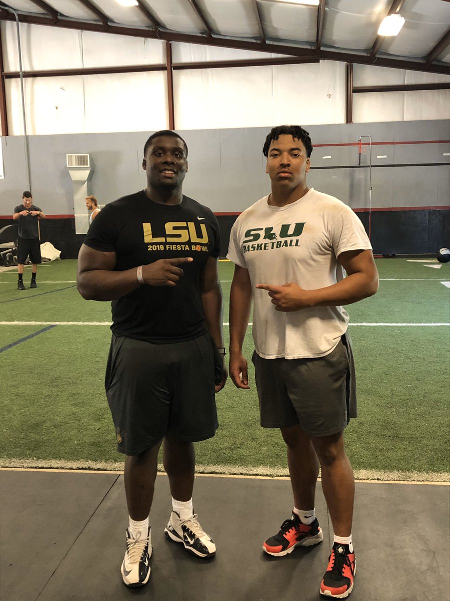 desanto_te_1's tweet photo. Huge S/O to @GallmanTrey for getting me ready for the next level 💪🏽 https://t.co/sKe2qK5FtO