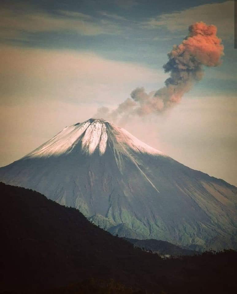 AmazoniaON's tweet photo. LA CARA ROTA DEL VOLCÁN #SANGAY
En menos de un año el volcán Sangay se a formado una gran grieta por causa de las contantes erupciones que día a día podemos observar todos los que vivimos en su reino.
#amazonia #moronasantiago https://t.co/ZqSMnLqao9