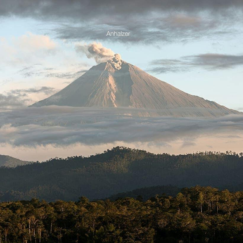 AmazoniaON's tweet photo. LA CARA ROTA DEL VOLCÁN #SANGAY
En menos de un año el volcán Sangay se a formado una gran grieta por causa de las contantes erupciones que día a día podemos observar todos los que vivimos en su reino.
#amazonia #moronasantiago https://t.co/ZqSMnLqao9