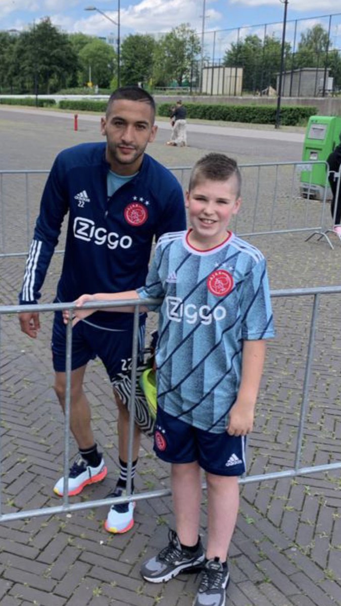 DieKalevan413's tweet photo. BEKENTENIS: 
Als goedmakertje voor alle snoepjes die ik stiekem van je heb gestolen op de tribune (Ricky vak 413). Hier je moment to shine gappie, in je nieuwe shirt met Ziyech op de pica en wie weet ga je nog viral😉Sorry wedstrijdspanning... #haribo #milka #lays #snickers #oreo https://t.co/4BBWviVxHN