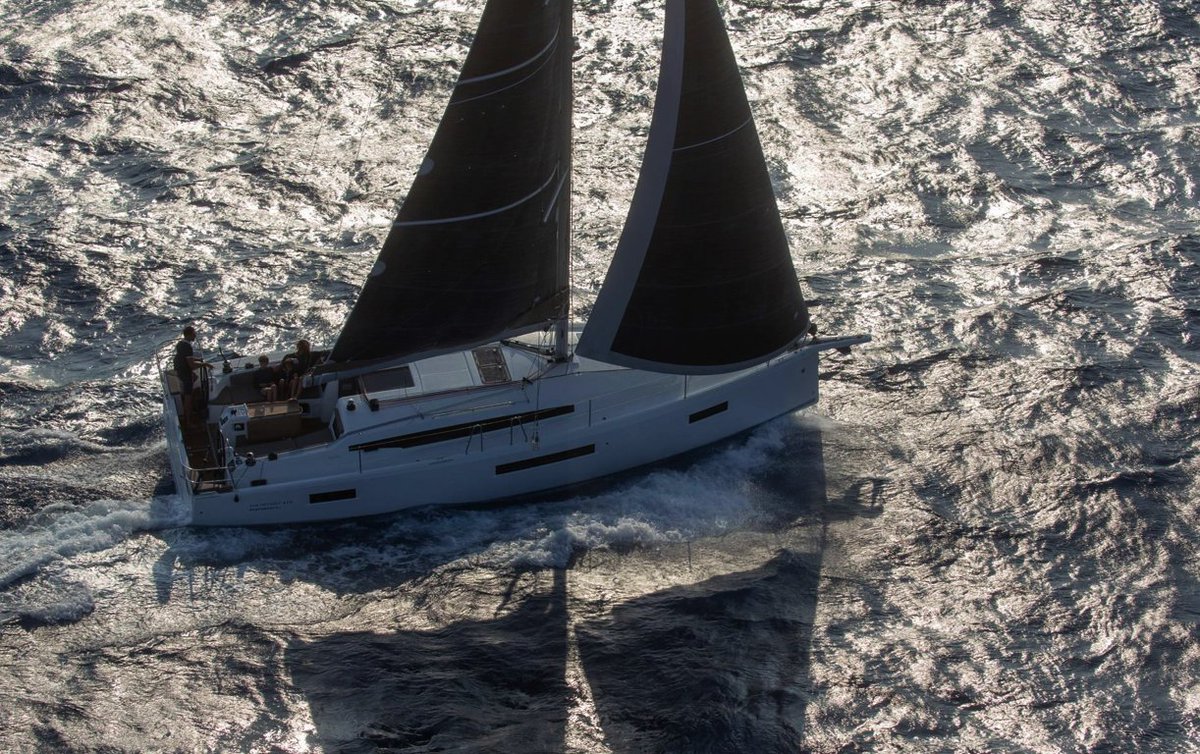 Sun Odyssey 410, una nueva manera de vivir a bordo: Una cubierta que invita a disfrutar Nunca antes había sido tan placentero navegar en un crucero de 41 pies. Con este gran diseño de casco, el Sun Odyssey 410 crea una combinación perfecta entre la… dlvr.it/RYZF5b