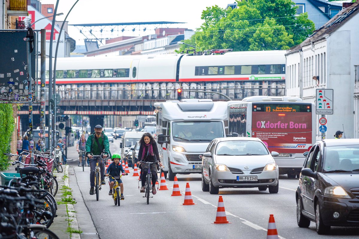 Ein Stück Stadt zurück an die Radfahrer. Popupbikelane. 13.06.  - Keine Monster-Stern-Brücke bitte. Aber dafür frische Verkehrskonzepte. Da geht was!
#Sternbruecke #PopUpBikeLane #hamburg #altona