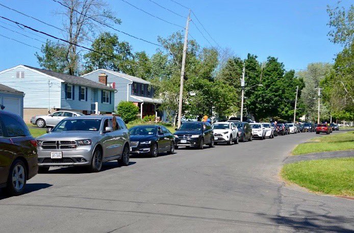 AndrewDonovan's tweet photo. #GoodNews from @LiverpoolCSDNY: Long Branch Elem. faculty and staff paraded by the homes of school secretary Mary Lynn Klymkow and principal Bob McCrone, both retiring after a combined 60 years of dedication to education. Thanks @JessTehan for sharing. Be proud, @MarkMPotter17. https://t.co/JOj2ITqK1J