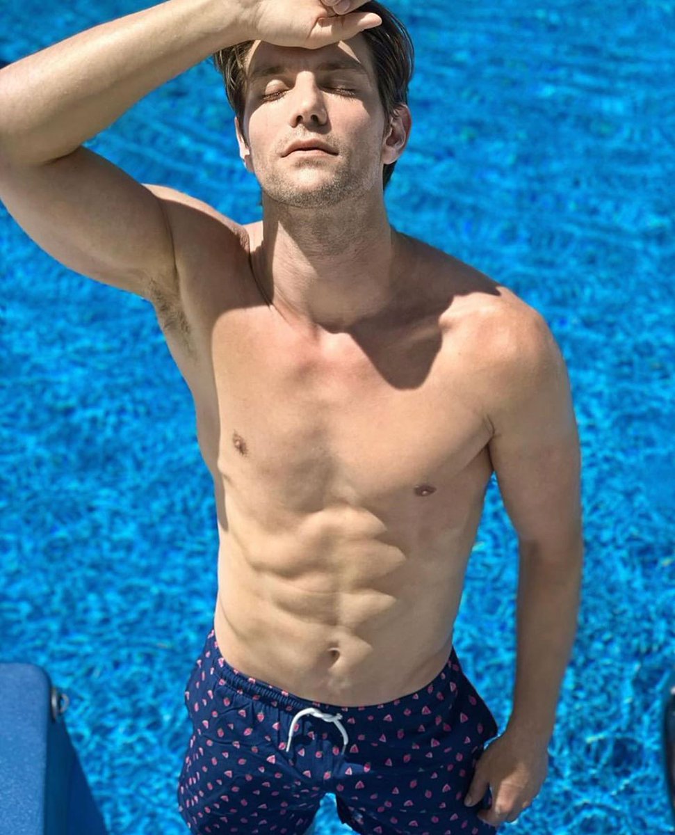 z_dhe_z's tweet photo. #poolsaturday with @Casperlightxxx https://t.co/q6UAfiIyjf