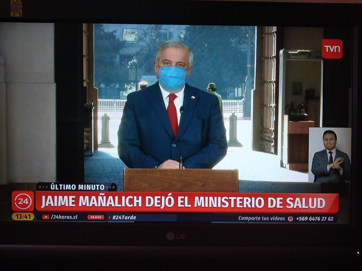 ricotute's tweet photo. Convengamos que el ahora ex ministro Mañalich se va a ir por la puerta ancha.

Porque, bueno, como se ve en la foto, los portales del Palacio de La Moneda son anchos. https://t.co/tA8PP3A0iB