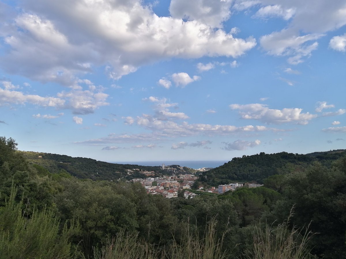 MeteoAdM's tweet photo. #Bonatarda des de la part alta d'#ArenysdeMunt #Tarda plàcida amb pas d'intervals de ☁️ poc importants amb una temperatura que avui ja ha buscat la marca del 28°C (27°C) la més alta fins ara del que portem de #juny2020 #Batec @epicjoan1 @FoscaClara #primavera2020 @AlfredRPico https://t.co/RH7AWNfrzT