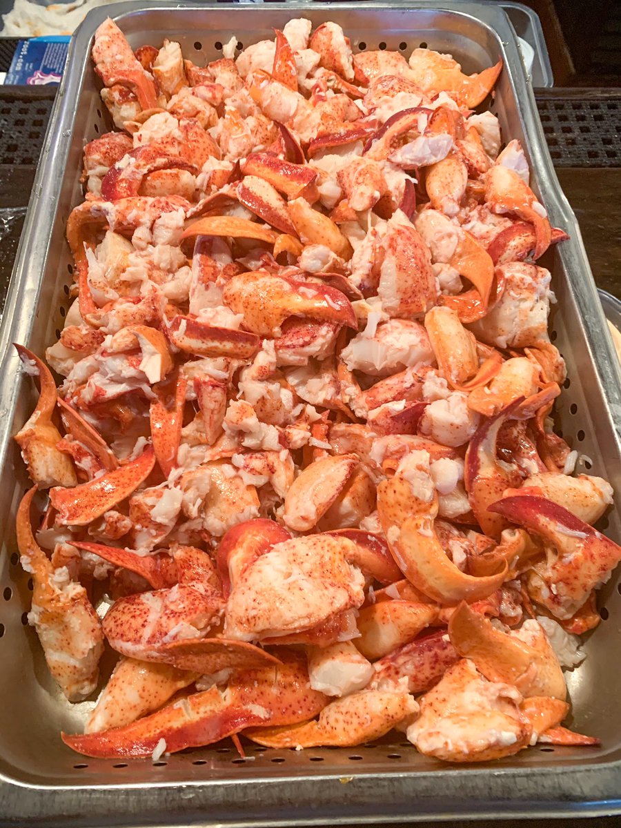 FordsFish's tweet photo. Lots of lobstah! ๐ฆ๐ฆ Start the weekend off on a roll, a Fordโs lobstah roll! ๐ Order here https://t.co/6AsZ2aP6On. We've got curbside pickup and delivery options! #fordsfishshack #curbsidepickup #loudounstrong #takeloudounhome https://t.co/aeeTe24DcF