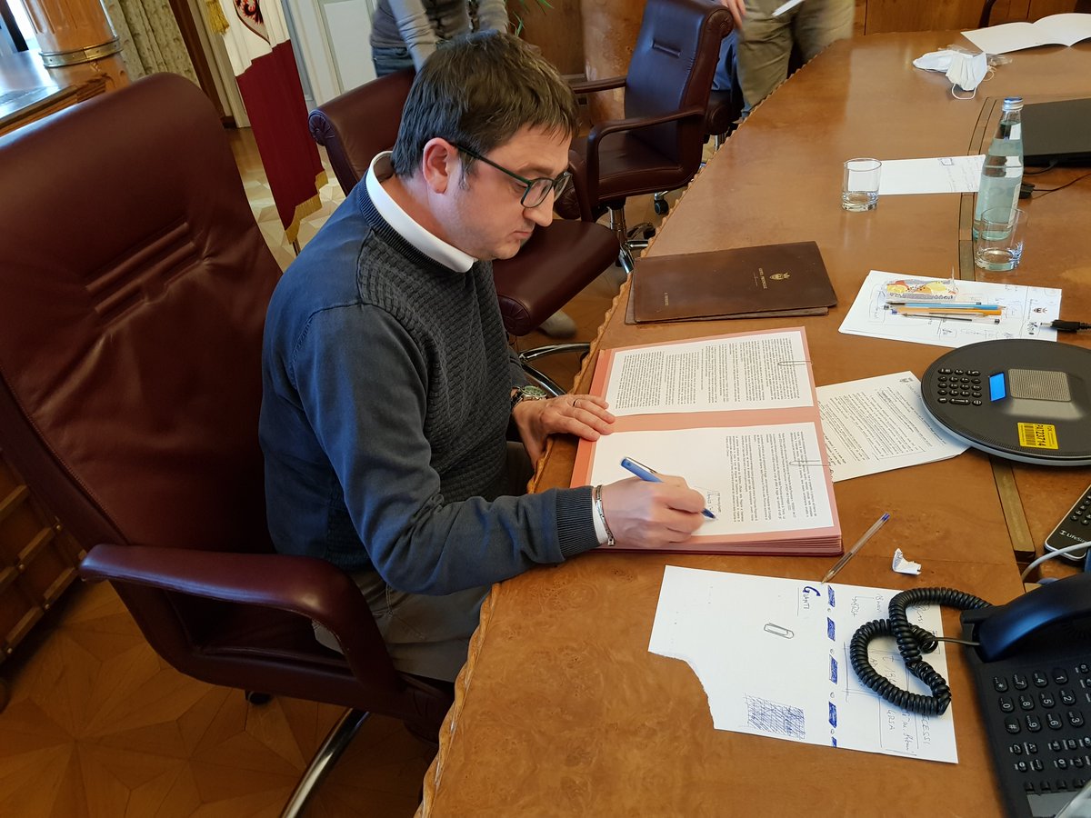 📉#Coronavirus: in #Trentino vi sono stati 3 casi tutti individuati tramite screening, in totale effettuati 1.735 tamponi, 736 <a href="/ApssTn/">Azienda provinciale per i servizi sanitari Trento</a> 646 <a href="/CIBIO_UniTrento/">CIBIO - UniTrento</a> 353 <a href="/fondazionemach/">Fondazione Edmund Mach</a> 
Firmata una nuova ordinanza, da lunedì niente obbligo mascherina all'aperto
➡️ bit.ly/3e12R6u