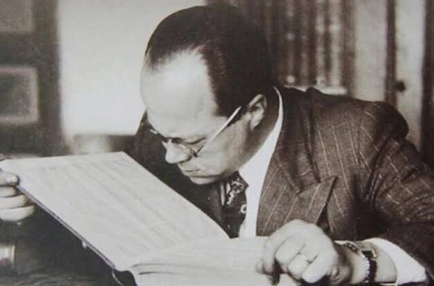 Kendisini fikir işçisi olarak tanmlaycak kadar naif bir insandı

 “ben bu kadar acıyı sen de başkalarına benzeyesin diye çekmedim
sana kızmıyorum. sen bu kadarsın. bilmeliydim.” (s.199)

-Jurnal,)

ölüm yıl dönümünde saygı ve özlemle
(12 Aralık 1916 - 13 Haziran 1987) #CemilMeriç