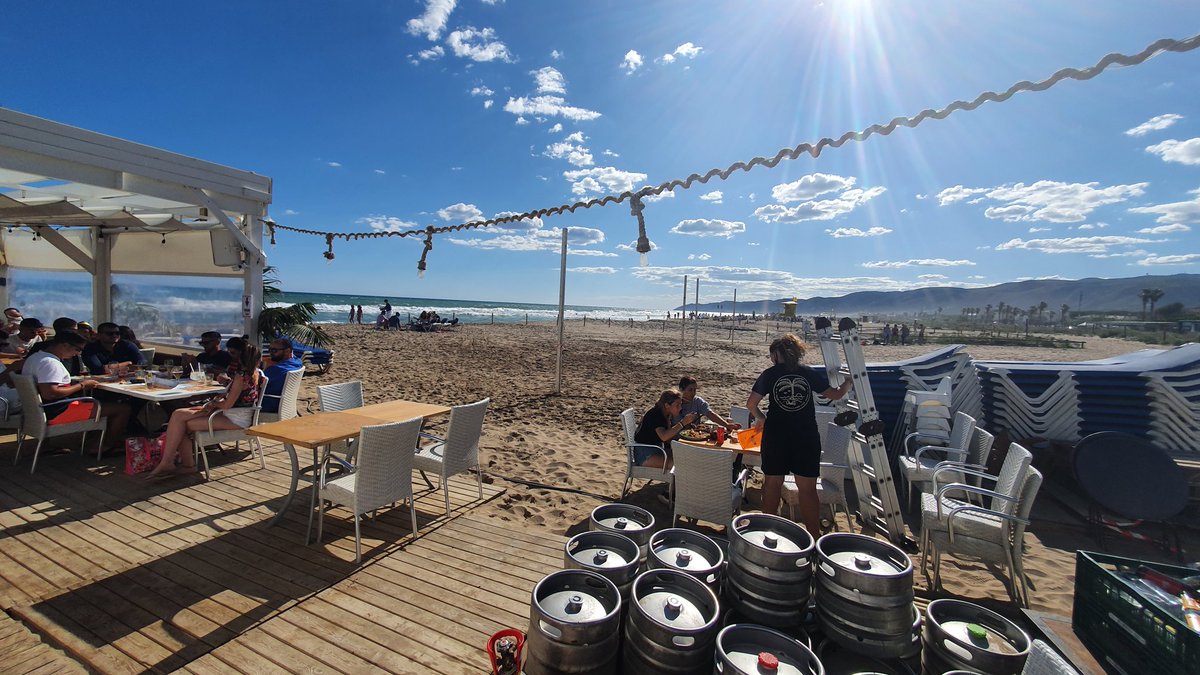 teo_bcnyc's tweet photo. Great day enjoying Barcelona beaches reopening 💯🍻🔥 #summer2020 #learntolive #notafraidtodie https://t.co/LxHRFwLFmJ