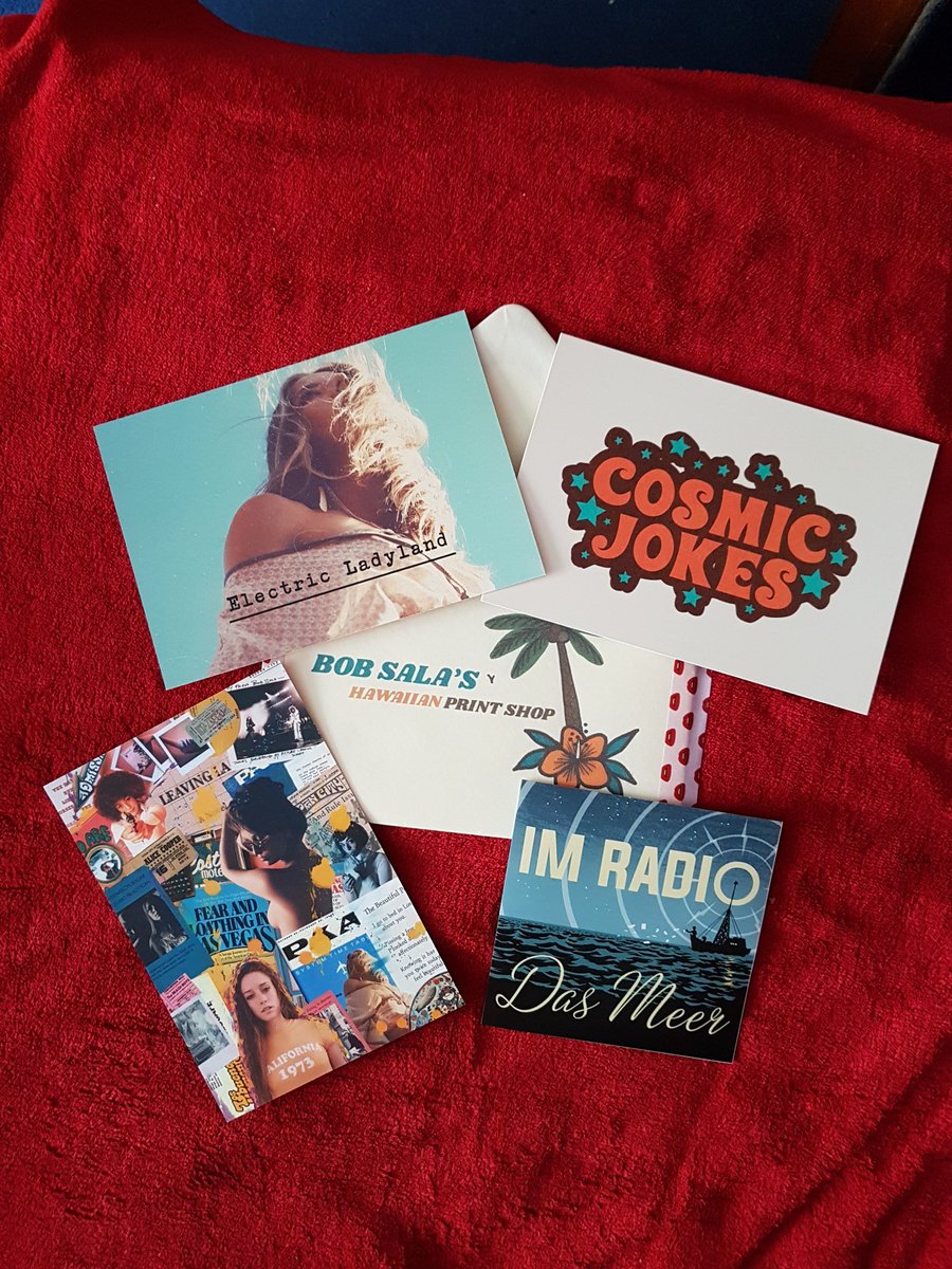 Raum16's tweet photo. Heute kam Post und ein ❣-Print von #BobSala a.k.a. @imradiodasmeer. A Photographer (and Writer and Booklover) with the Soul of a Barman.
Hörempfehlung:
Sein Podcast "Im Radio das Meer": https://t.co/KKdQKbK8z4
Kunst:
Bob Sala's Hawaiian Print Shop: https://t.co/2DHjzCXNev https://t.co/xm2JpbhCCm