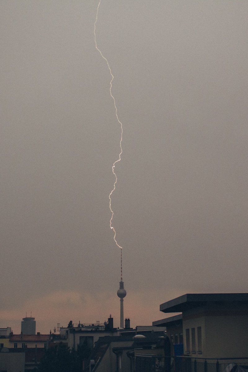 VeronikaSolaris's tweet photo. #berlin #Sturm #Gewitter #Storm #alex #alexanderplatz #berlingewitter #fernsehturmberlin #blizt #lightning #stormchaser https://t.co/RY3KYtXHB3