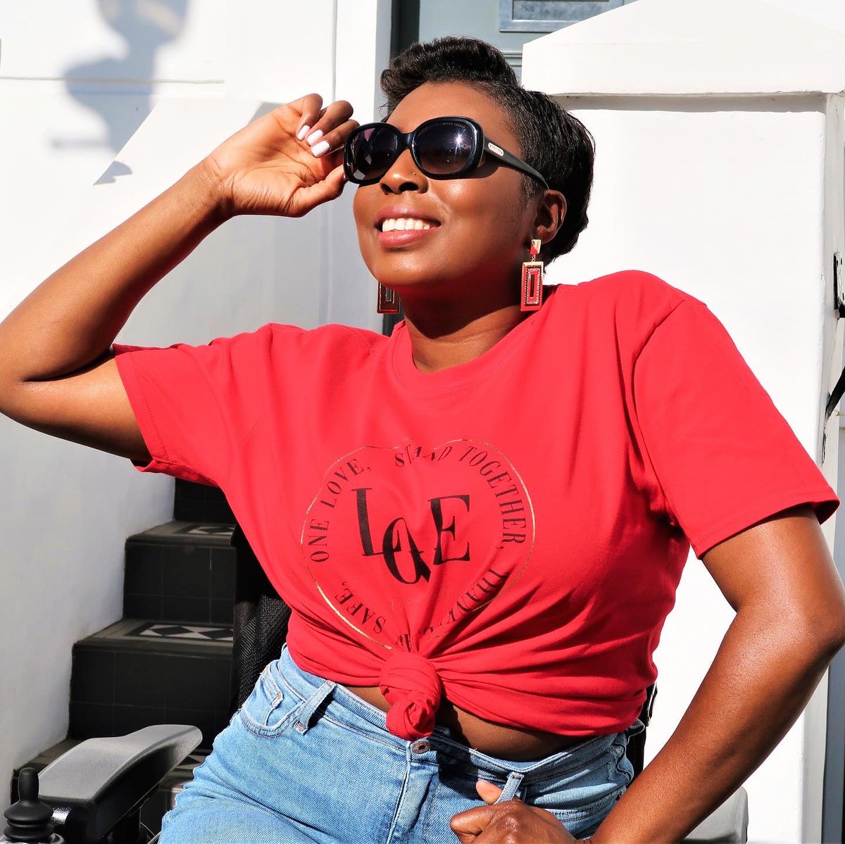 RollinFunky's tweet image. Saturday strolls in the sun through my manor. 

Full Outfit (T-Shirt, Shorts, Earrings &amp;amp; Heels) @riverisland 

#islandersathome #imwearingri #disabledblogger #disabledmodel #rollinfunky