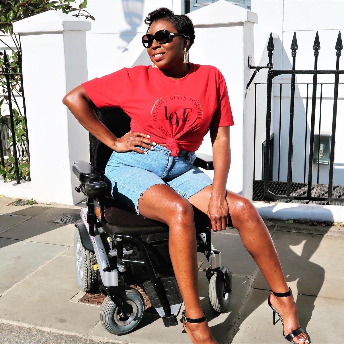 RollinFunky's tweet image. Saturday strolls in the sun through my manor. 

Full Outfit (T-Shirt, Shorts, Earrings &amp;amp; Heels) @riverisland 

#islandersathome #imwearingri #disabledblogger #disabledmodel #rollinfunky