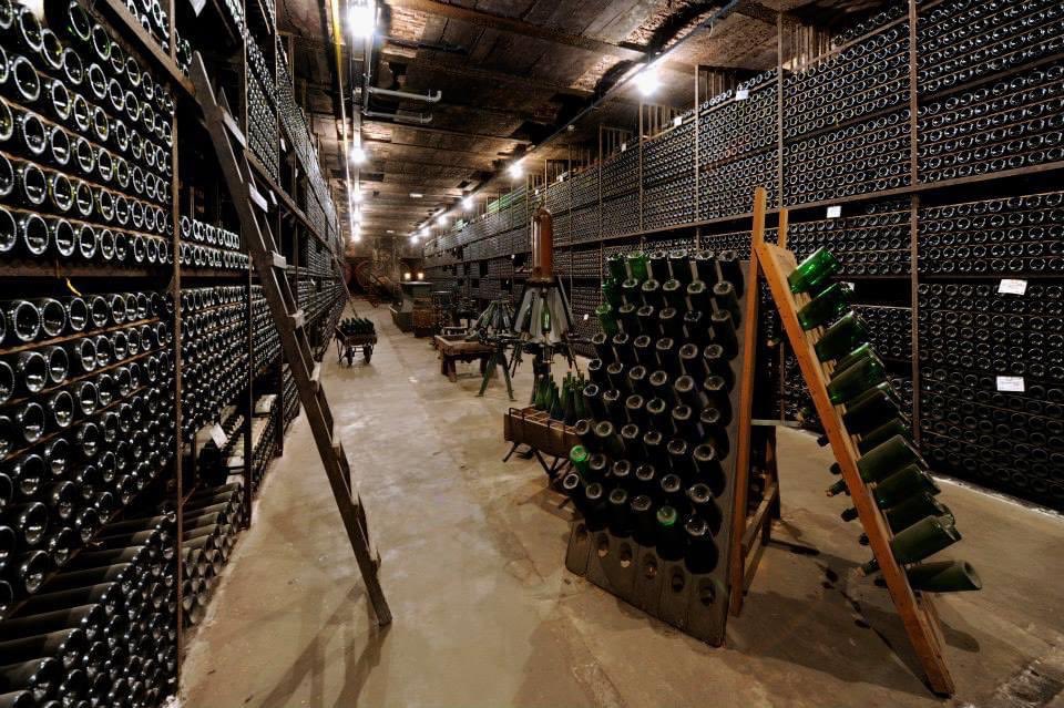 en ondergedompeld wordt in de fascinerende wijn en familie geschiedenis . Wijnen, oud en jong uit de hele wereld. Een Arnhems icoon die ook voor de niet wijndrinker een bijzondere ervaring