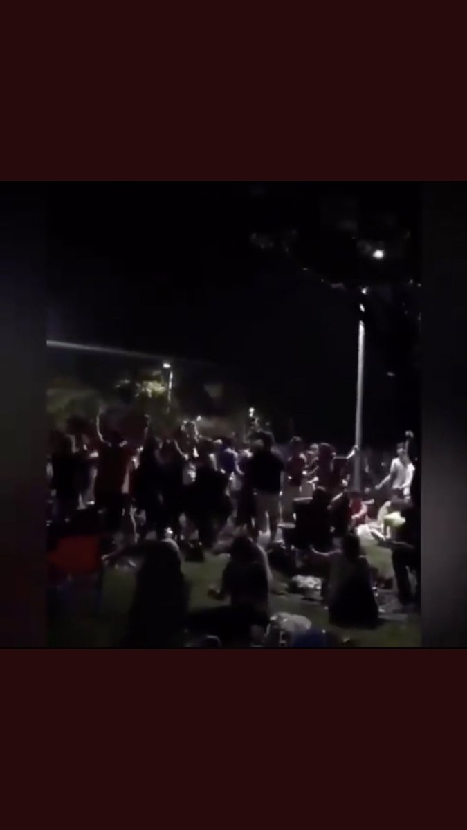 emina98765's tweet photo. Neden ben ve benim gibi sokağa çıkmaya korkan insanlar aylarca eve kapanan biz bu asalaklar bu cahil insanlar yüzünden tekrar aynı şeyleri yaşayacağız bunlara hakkımı helal etmiyorum ne bakanımız ne Saglık çalışanları nede sokağa çıkmayan yaşlılarımiz hakkı haramdır.   #13haziran https://t.co/bT6Vm4JHC3