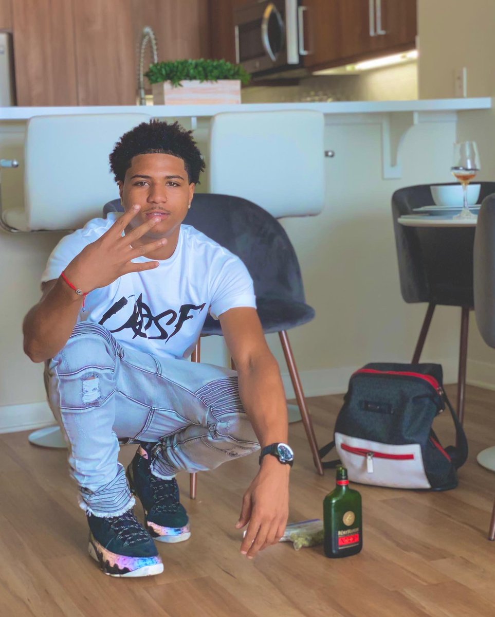 SemajTaylor10's tweet photo. Birthday weekend goin up!๐พ
Music video today ๐ฅ #OASFSHIT #LONGLIVEKCโ๐ฝ #MERCHOTW #TAPEOTW https://t.co/GJd4fiMc5Y
