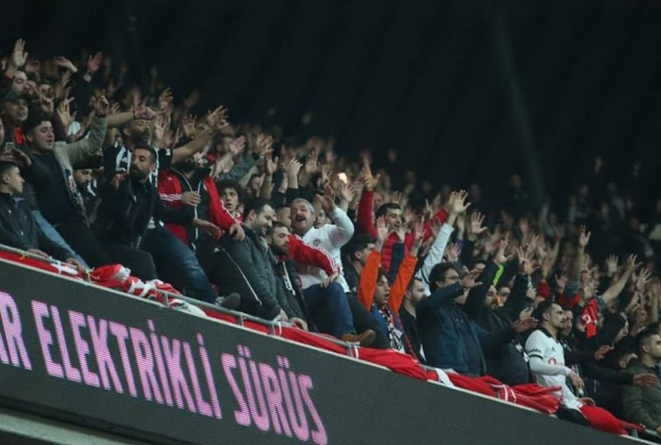 Duyduğunuz ses efekt falan değil Beşiktaş'ı özleyen aşıklar stadın etrafında toplanıp tezahürat yapıyor