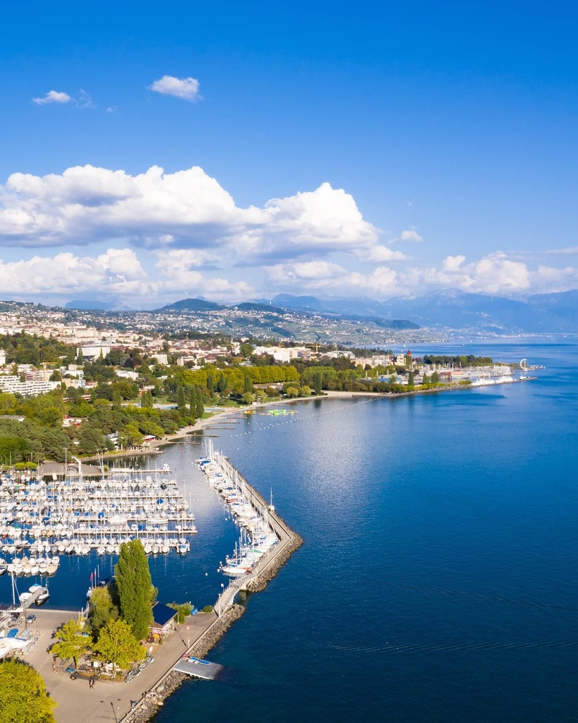 Here's a bird's-eye view of the #Lausanne harbor at Ouchy. We love to take the métro there, buy ice-cream and watch the sunset. Have you been to #Ouchy? 🌇 #SaturdayVibes #IneedSwitzerland