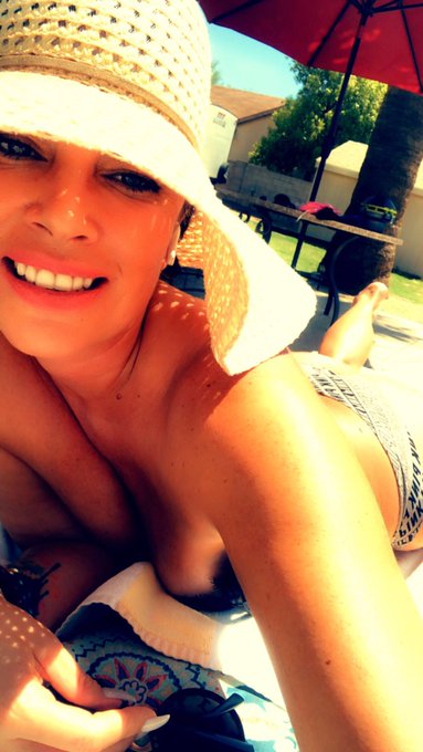 Love tanning my ass naked and in a thong ❤️❤️❤️❤️💋💋💋💋 https://t.co/JZp6jFAdXI